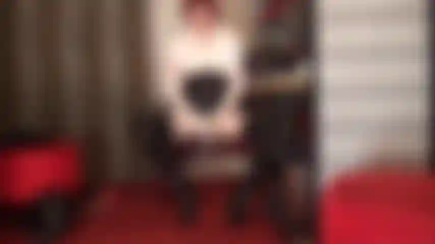 Poppers y strap-on. ¡Huele y chupa! Ama tiene un strap-on grande con tu nombre. Ven aquí, puta de poppers, y chúpame la polla.