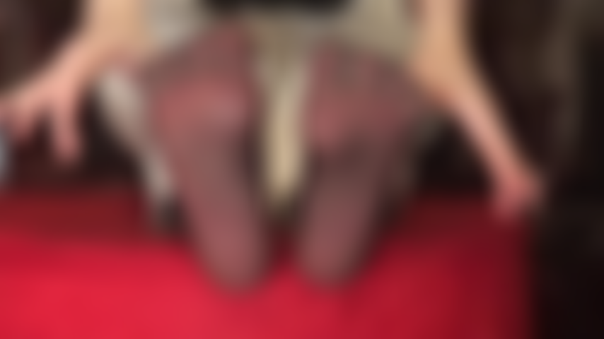 Jeans blancos y suelas de nailon negro transparente; pies en pantimedias sexys se mueven fuera de los jeans blancos.