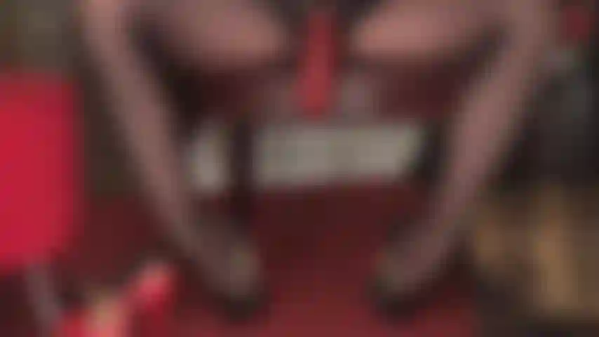 La polla roja y gruesa de mi ama, anidada entre sus brillantes pantimedias, sin duda llama tu atención. Adoro la polla de mi ama bajo el escritorio.