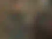 Que adora a una diosa del látex. Mi ama está vestida de pies a cabeza con un sexy látex brillante, que incluye una capucha transparente, guantes largos y un sombrero de látex.