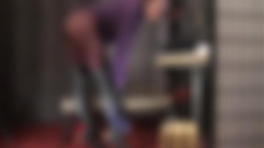 Las bragas de satén se usan para pulir las maravillosas botas de cuero negro de la amante.