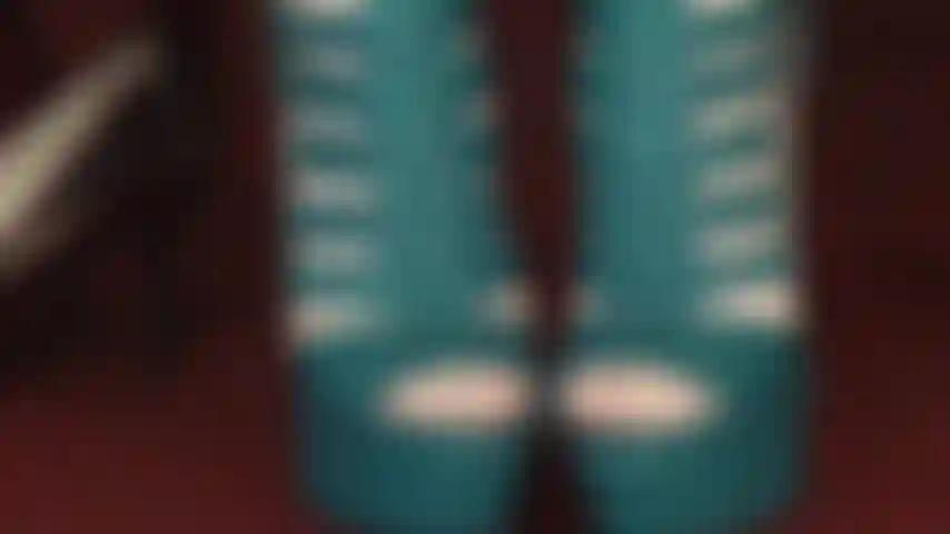 Adoración de los dedos del pie con medias blancas transparentes y botas peeptoe con cordones de color azul verdoso.