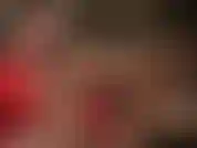 Unos bonitos guantes de satén blanco provocan sensualmente mis piernas y pies en capas de pantimedias.