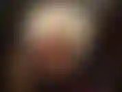 Una amante arrogante con un enorme strap-on negro, gafas de sol y abrigo de piel. Sí, zorra, vas a usar solo tu garganta para masajear el semen de mi polla y de todas las demás que señale.