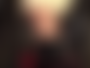 Pvc, medias, botas brillantes, abrigo de piel y strap-on: esta diosa fetichista está lista para alimentarte con su gran polla blanca y sabrosa directamente en tu boca y coño.