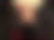 Pvc, medias, botas brillantes, abrigo de piel y strap-on: esta diosa fetichista está lista para alimentarte con su gran polla blanca y sabrosa directamente en tu boca y coño.