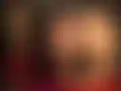 Adoración de culos y pies con medias brillantes y un enorme strap-on negro entre las plantas de los pies de mi ama. Bésame la polla, los pies y el culo.