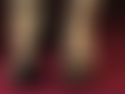 Pies en medias de goma y sandalias de tiras abiertas.