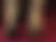 Pies en medias de goma y sandalias de tiras abiertas.