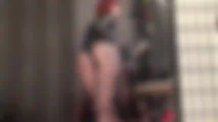 Las cosas se van a poner más brillantes: adoración de trasero con piernas cruzadas en medias de rejilla con costura trasera seductora y traje de pvc, luego minifalda de pvc.