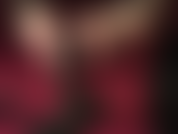 Paja de pies descalzos con uñas pintadas de rojo sobre consolador negro. - Disfruta de este raro clip con uñas pintadas de rojo.