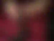 Paja de pies descalzos con uñas pintadas de rojo sobre consolador negro. - Disfruta de este raro clip con uñas pintadas de rojo.