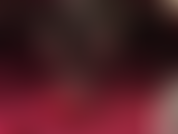 Primer plano de una mujer colgando en rojo y negro: medias negras y tacones rojos brillantes son la mejor combinación. Observa a la reina colgando con esos sensuales tacones.