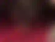 Primer plano de una mujer colgando en rojo y negro: medias negras y tacones rojos brillantes son la mejor combinación. Observa a la reina colgando con esos sensuales tacones.