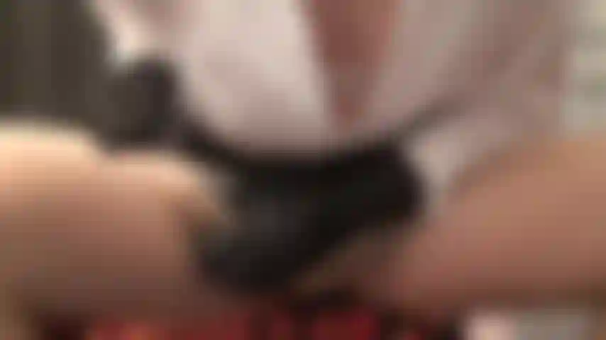 Acariciando su hermosa y venosa polla con medias color piel brillante. Su polla parece a punto de estallar y necesita tu boca para alimentarla.