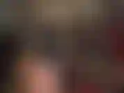 Látex, piernas largas y desnudas y dedos largos y sexys en guantes de goma.