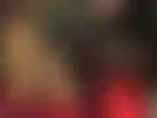 Traje de látex caliente para adorar: falda y blusa verde humo, guantes largos negros y medias de goma transparente con costura con tacones rojos en contraste.