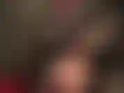 Vestida con un sexy caucho verde humo brillante y negro, la amante ordeña la polla de su esclavo con pies de pantimedias y guantes de látex.