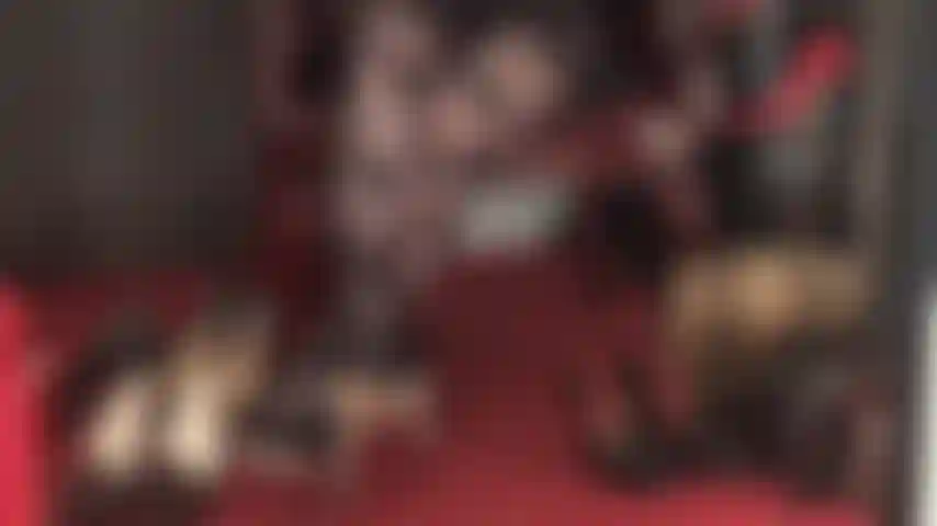 Medias con estampados florales, tacones altos y adoración de pies.