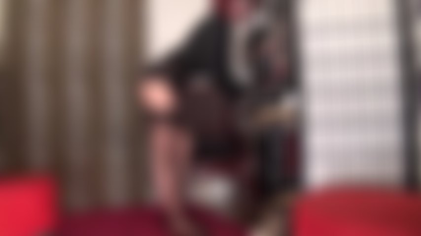 Necesitas una buena penetración dura y una alimentación de polla con la amante vivian vestida con maravillosas medias de seda, medias negras con costura y ligas sobre pantimedias color piel brillante.