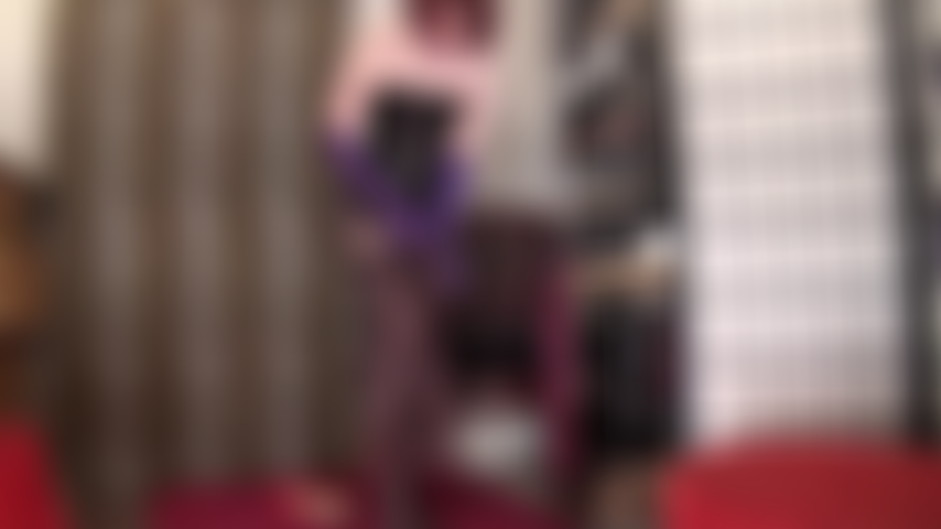 Guantes de satén morado y medias a juego con una polla negra enorme entre ellos. Sé lo excitada que está tu pito por una polla negra enorme y medias de nylon.