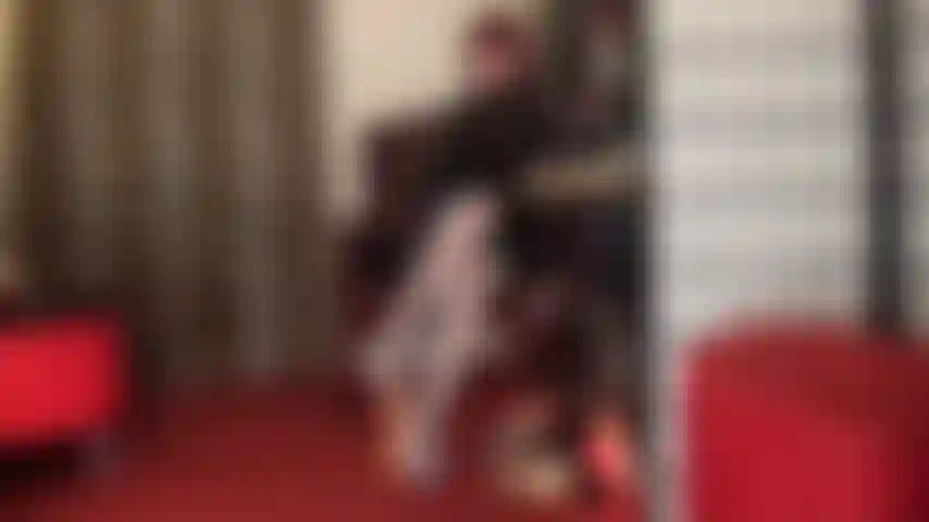 Mis pies con medias azules provocan tu polla y tus bolas.