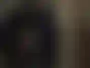 Cuanto más látex, mejor. Mira cómo tu diosa de goma se pone otra capa de látex para provocarte.