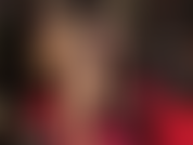 La señora vivian hace las capas de nailon mejor: en esta sesión, tu diosa agrega tres pares adicionales de pantimedias extremadamente brillantes para seducirte con sus piernas, pies y trasero de nailon brillante.