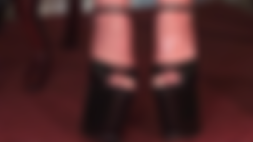 Adoración de pies de látex en tacones de plataforma con punta abierta - medias brillantes y resbaladizas hechas de látex en tacones altos fetichistas.