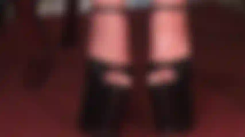 Adoración de pies de látex en tacones de plataforma con punta abierta - medias brillantes y resbaladizas hechas de látex en tacones altos fetichistas.