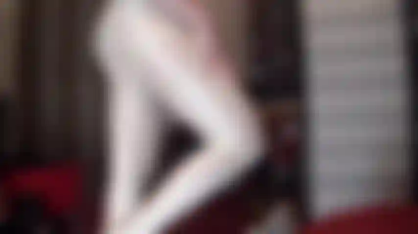 Fetichista del látex y medias brillantes: látex negro, pantimedias blancas y guantes de goma ajustados que ordeñan tu polla hasta la última gota.