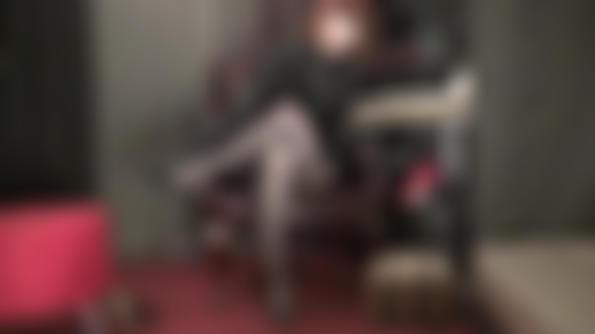 Mistress te tiene al borde con sus sensuales medias de nylon y sus guantes de cuero en tu punto más sensible...