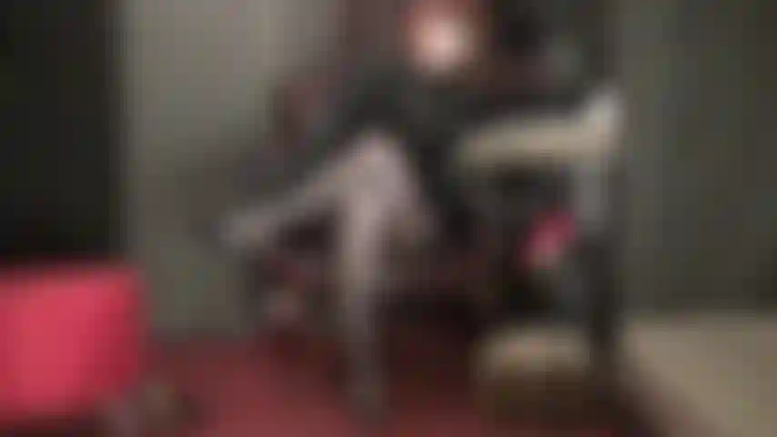 Mistress te tiene al borde con sus sensuales medias de nylon y sus guantes de cuero en tu punto más sensible...