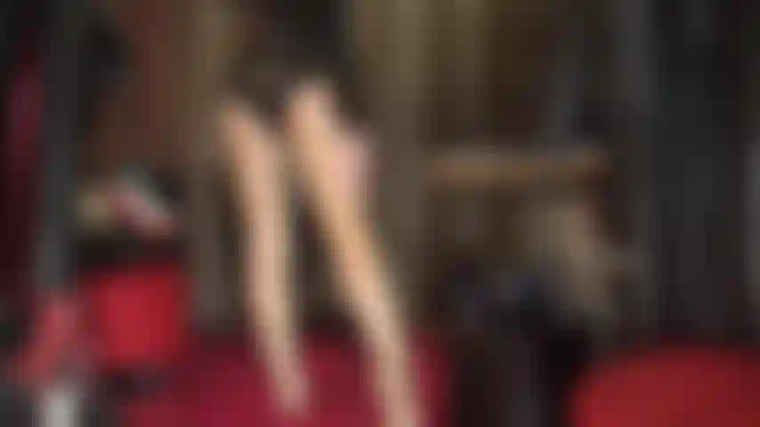 Capas de medias doradas súper brillantes, adoración de pies, correas negras gigantes y sandalias blancas con tiras.