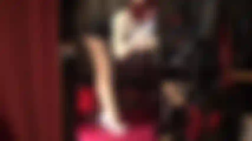 Examen de próstata con guantes de látex - la amante vivian como una enfermera sexy de látex que quiere deslizar sus dedos enguantados de goma directamente en tu culo.