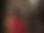 Pegging bbc en cuero y leggings rojos ajustados.