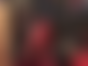 Te encantan mis pies sensuales. Huélelos mientras salen de estas sensuales botas rojas de cuero: cálidos y húmedos, inhala su embriagador aroma directamente en tu nariz.