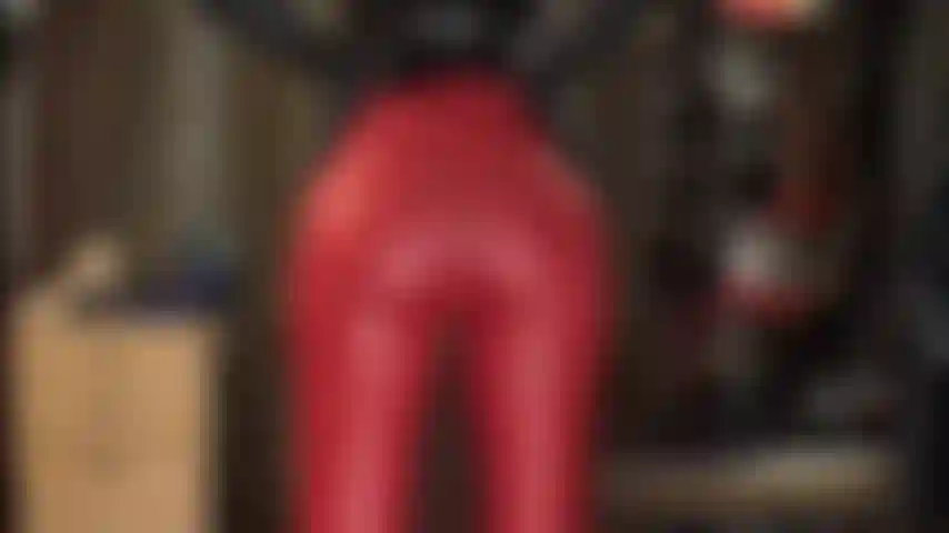 Incitación a la masturbación con leggings rojos ajustados y guantes de cuero. Adora mi trasero y mastúrbate con ganas.