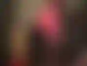 Ama muestra sus increíbles curvas y cuerpo en forma con blusa y pantalones de satén sedoso, así como jeans de cuero.