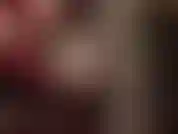 Ama concede una vista tentadora entre sus muslos vestidos con medias y capas de medias, cruzando y descruzando las piernas...