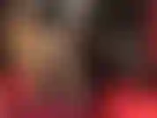 Medias doradas extremadamente brillantes y minifalda de látex. ¡Nunca es demasiado brillante! Mi ama se divierte provocando con sus largas piernas de nailon y fotos bajo la falda.