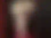 La ama se ve sexy con un vestido de látex completamente blanco y brillante, guantes y capas de medias brillantes con tacones blancos.