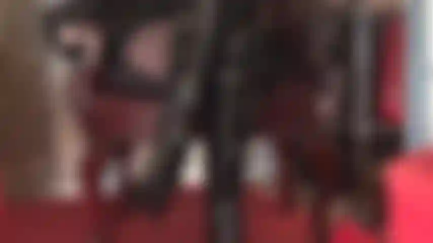 Se te permitirá arrodillarte ante las botas de la amante mientras complaces esta polla.