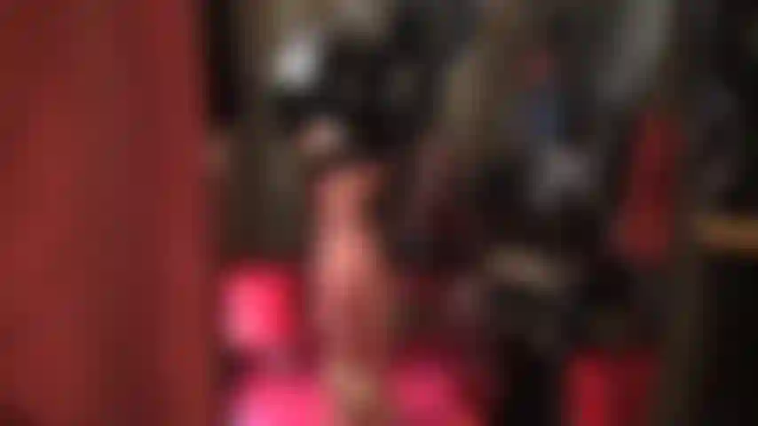 Tu diosa de látex viste un traje de goma negro brillante: falda, blusa, guantes, bragas y medias. Primero la minifalda sexy, luego la falda tubo hasta la rodilla. ¡Todo tan ajustado y brillante!