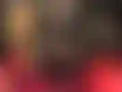 Cuero negro, medias brillantes, botas sexys y un enorme strap-on negro.