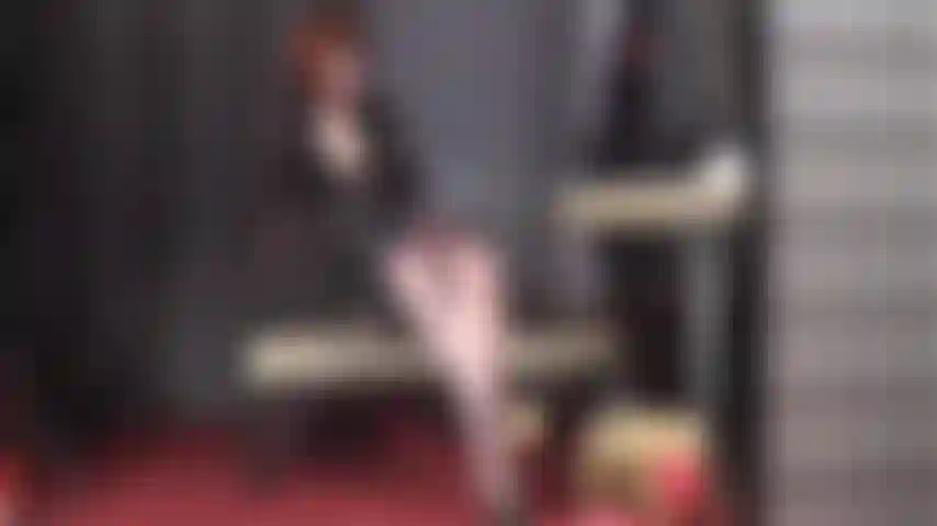 Fetiche de piernas cruzadas: te vuelvo loco con mis brillantes pantimedias con las piernas cruzadas.