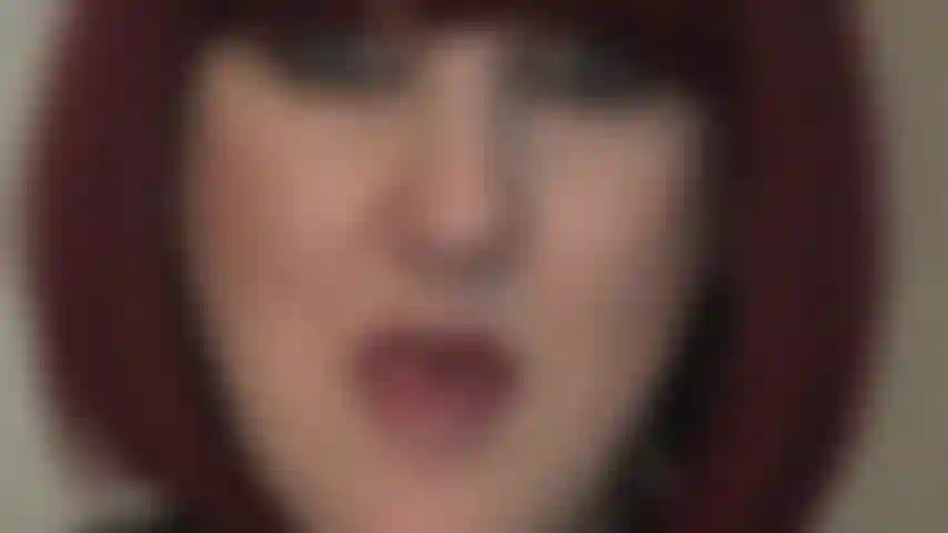 Adoración al rostro, hay momentos en los que simplemente quieres perderte en los ojos de la amante vivian, aunque sea por unos minutos admirando su rostro, sus labios pintados y su lengua, ver su sonrisa... Para hacer que tu día sea mucho mejor.