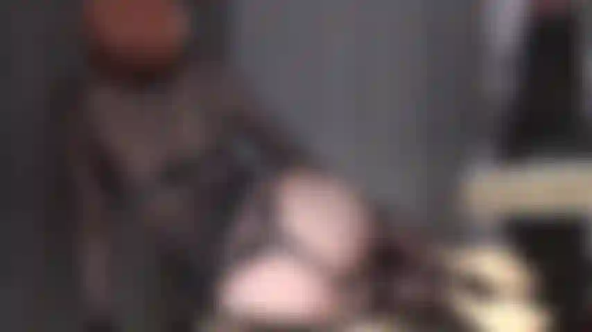 Sensualidad en nylon de cuerpo entero - tacones altos, guantes de cuero y curvas eróticas que simplemente no puedes apartar la mirada.