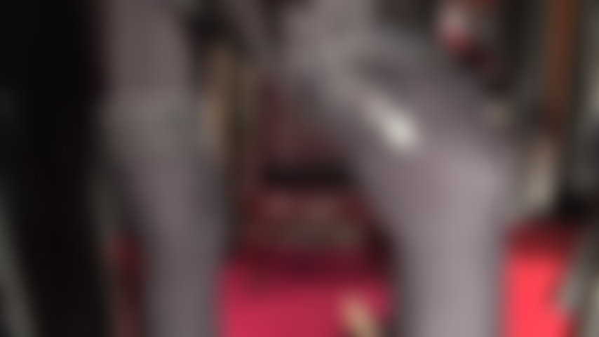 Espléndida y fetichista de los pies con un strap-on negro gigante en medias: la amante acaricia y empuja su bbc haciéndote llevarlo hasta tu garganta, tu clítoris frotado en mis pies.