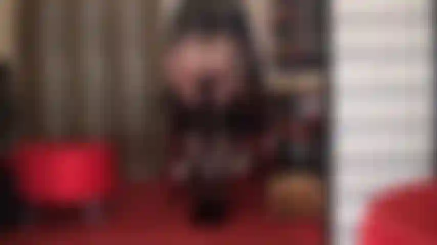 Ama envuelve sus manos enguantadas alrededor de una bbc para drenar sus bolas mientras se burla con sus increíbles piernas y culo en medias negras súper brillantes con brillo de aceite.